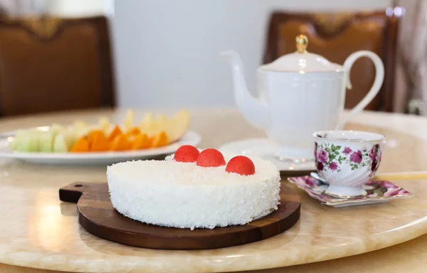 チョコレート ケーキと新鮮なフルーツとお茶の時間 — ストック写真