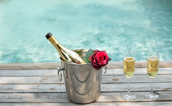 Buz kovası ve p Yüzme tarafından şampanya cam şampanya şişesi — Stok fotoğraf
