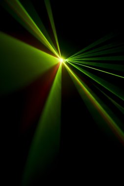 Siyah arkaplanda lazer ışını