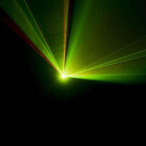 Siyah arkaplanda lazer ışını