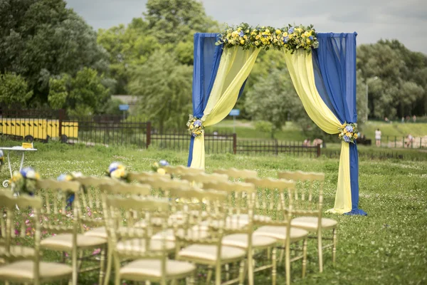 Casamento cerimônia arco e cadeiras — Fotografia de Stock