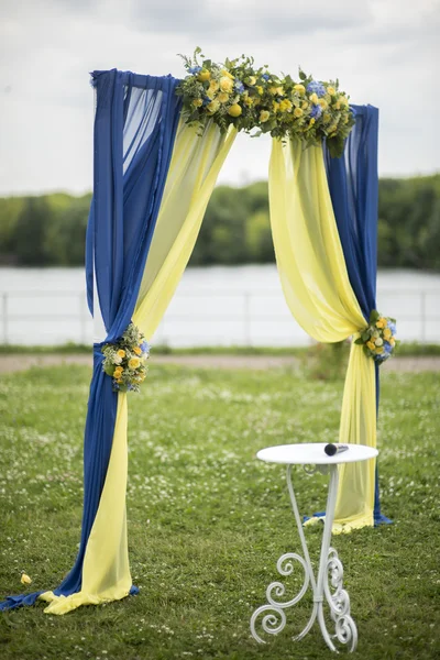 Casamento cerimônia arco e cadeiras — Fotografia de Stock