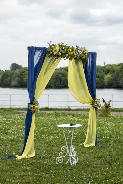 Hochzeitszeremonie Bogen und Stühle — Stockfoto