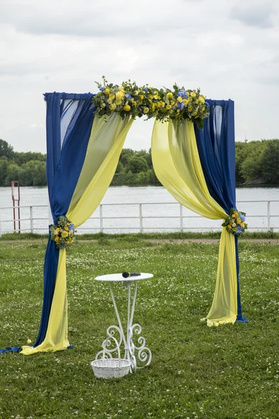 Casamento cerimônia arco e cadeiras — Fotografia de Stock