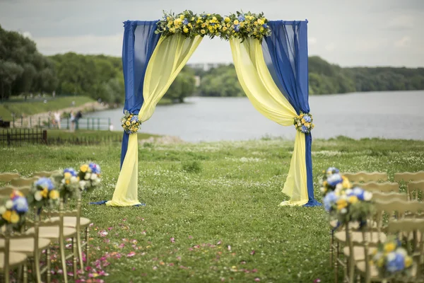 Casamento cerimônia arco e cadeiras — Fotografia de Stock