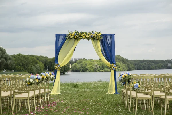 Casamento cerimônia arco e cadeiras — Fotografia de Stock