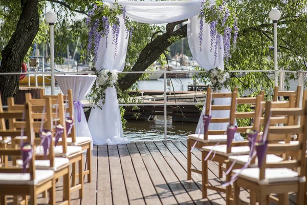 Casamento cerimônia arco e cadeiras — Fotografia de Stock