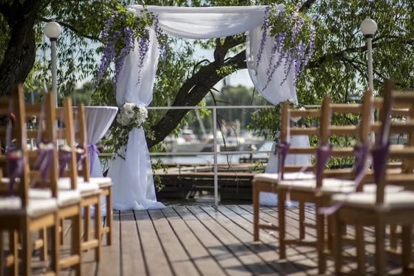 Casamento cerimônia arco e cadeiras — Fotografia de Stock