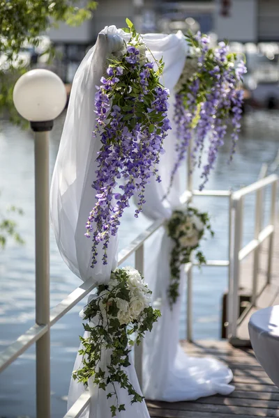 Casamento cerimônia arco e cadeiras — Fotografia de Stock