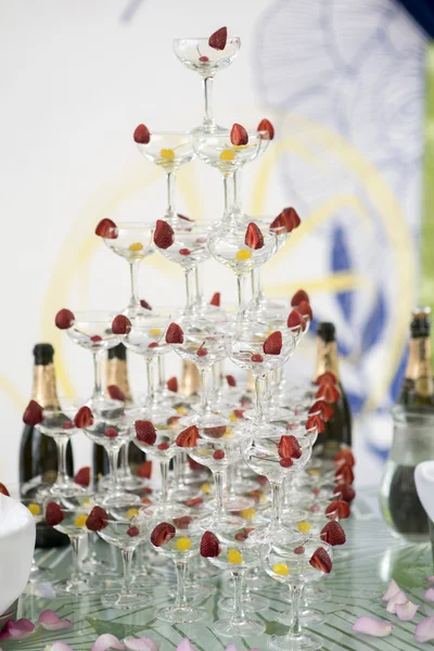 Pirâmide de copos de vinho — Fotografia de Stock