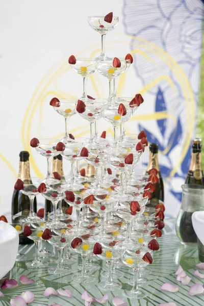 Pirâmide de copos de vinho — Fotografia de Stock
