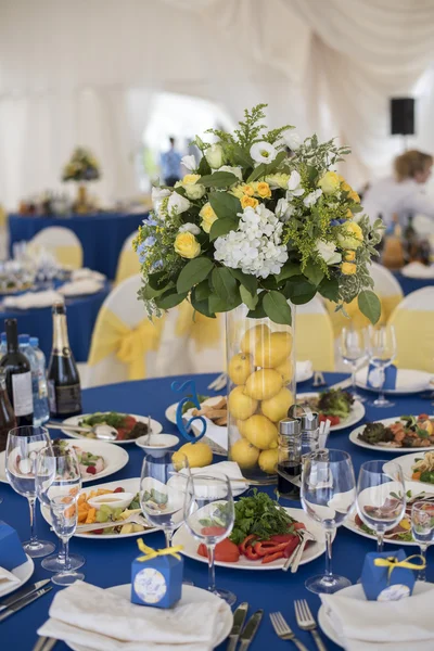 Decoração do casamento azul amarelo — Fotografia de Stock