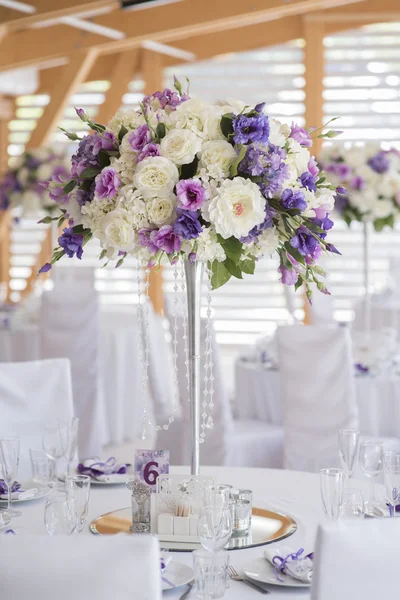 Hochzeitsdekor violett weiß — Stockfoto