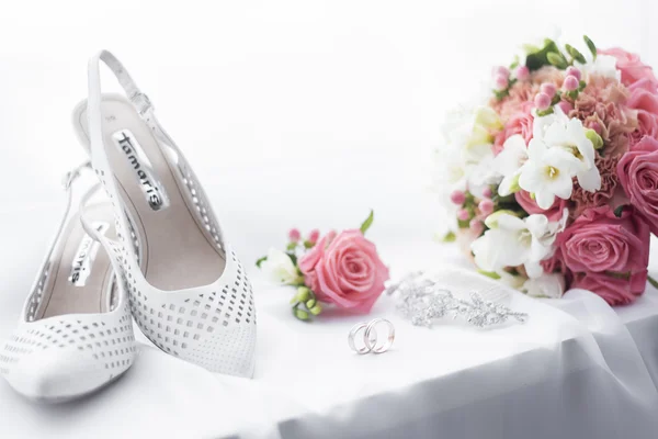 düğün detayları bir halka bir ayakkabı