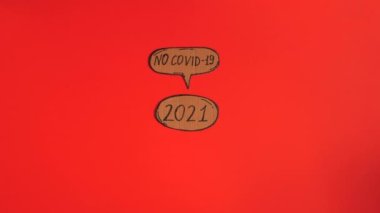 Kırmızı arkaplanda karikatür baloncukları üzerine yazılan 2021 Yeni Yıl Kararları.