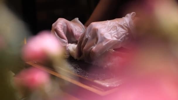 Руки в перчатках месят вареный рис. Процесс подготовки рулонов крупным планом — стоковое видео