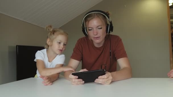 Dos hijas traviesas distraen a su madre del trabajo y exigen su atención — Vídeos de Stock