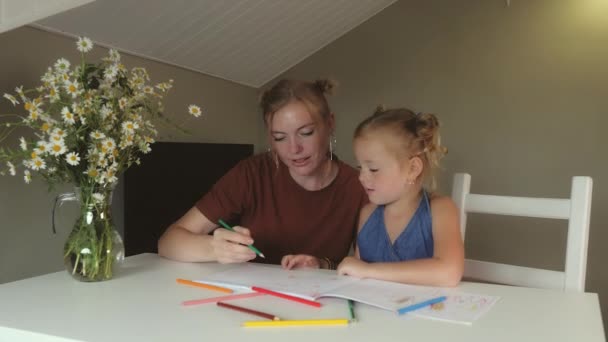 Anya és lánya rajzolni színes ceruzák nagy album otthon