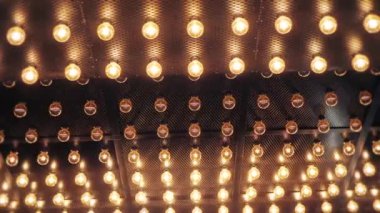 Retro dizayn lamba paneli titriyor. Sokak süsü olarak altın ışıklar. Koyu arkaplan. 
