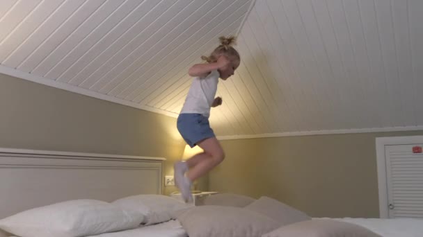 Mignonne Petite Fille Shirt Blanc Saute Sur Grand Lit Maison — Video