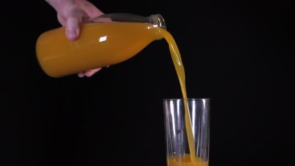 Ember Keze Egy Üveggel Fényes Sárga Narancslevet Önt Egy Pohárba — Stock videók