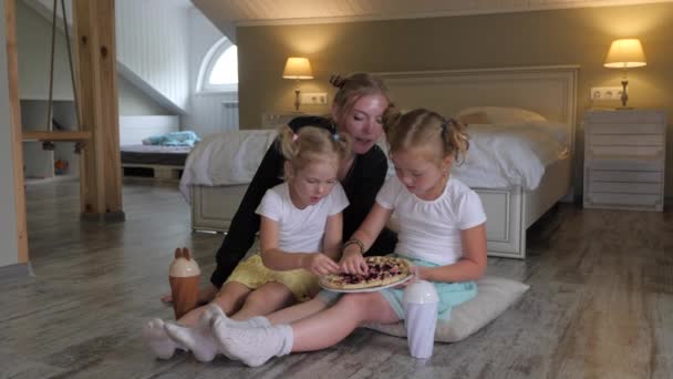 Ωραία Οικογένεια Τρώει Στο Σπίτι Κάθεται Στο Πάτωμα Μητέρα Δύο — Αρχείο Βίντεο