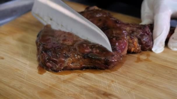 Proceso Corte Bistec Tomahawk Con Cuchillo Grande Sobre Tabla Madera — Vídeo de stock