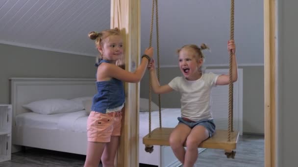 İki küçük kız kardeş aileleri yokken evde eğleniyorlar.. — Stok video
