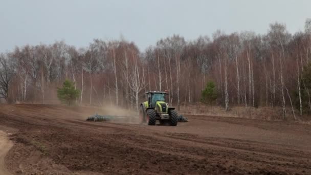 Trekker Zaait Velden Met Graangewassen Met Behulp Van Speciale Apparatuur — Stockvideo