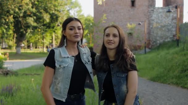 Dos Amigas Atractivas Son Felices Juntas Lindas Chicas Sonrientes Soplan — Vídeos de Stock