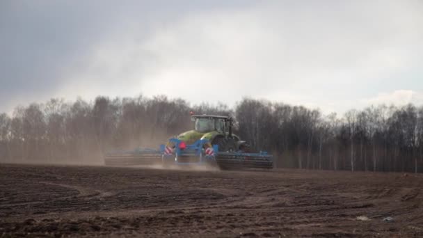 Трактор Працює Полі Процес Посіву Зернових Використанням Спеціального Обладнання — стокове відео