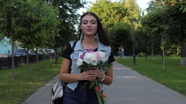 Vackra Eleganta Flicka Promenader Sommarpark Med Bukett Blommor Och Skickar — Stockvideo