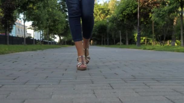 Sandalet içinde ayaklar kaldırıma yakın bir modelle basar.. — Stok video