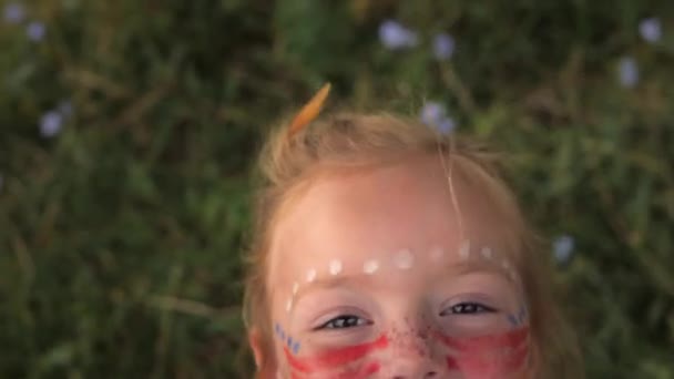 Retrato de un niño hippie feliz con patrones en su cara. — Vídeo de stock
