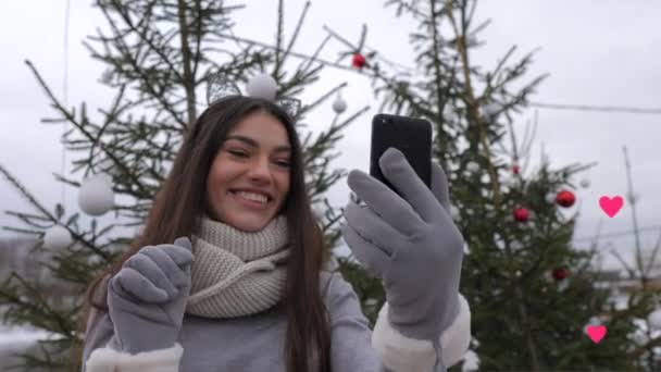 Menina vai ao vivo de seu smartphone e está muito feliz com grande número de gostos — Vídeo de Stock