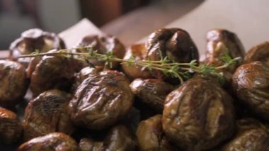 Izgara şampiyonları tahta bir tahtanın üzerinde döner.