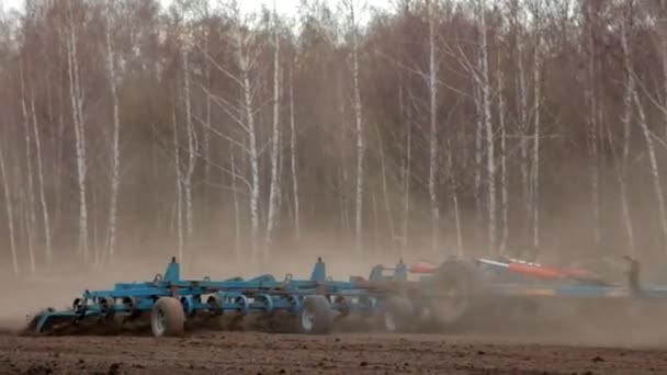 Proces van het ploegen van de grond met behulp van speciale apparatuur — Stockvideo