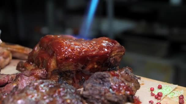 Een biefstuk bakken met een gasbrander — Stockvideo