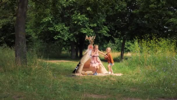 Infancia despreocupada en la naturaleza. — Vídeo de stock