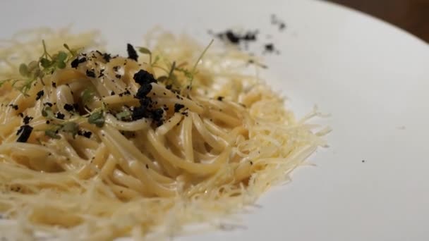 Pasta Aldento con hierbas en un plato blanco. — Vídeos de Stock