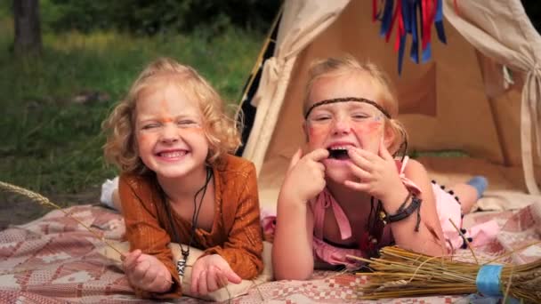 Dos Hermanas Rubias Traviesas Hacen Caras Cámara Hippie Niñas Estilo — Vídeo de stock