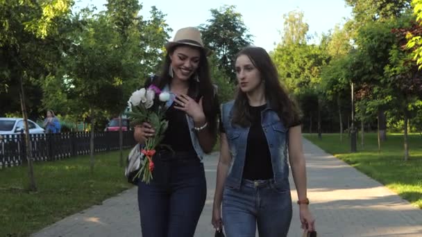 Dvě Krásné Dívky Létě Povídají Procházejí Venku Parku Dívky Jsou — Stock video