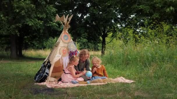 Hippie Moeder Toont Haar Dochters Een Kaart Van Wereld Natuur — Stockvideo