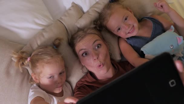 Mom is taking selfies, taking photos with her little daughters. — Stock Video