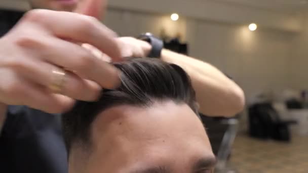 Vista cercana del peluquero haciendo peinado al cliente. Peinado para hombre. — Vídeo de stock