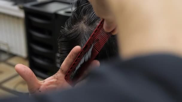 Barbeiro Faz Penteado Homem Barbearia Vista Perto Cabelo Morena — Vídeo de Stock