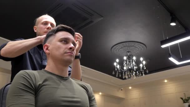 Man Friseur Macht Einen Mann Frisur Mit Hilfe Seiner Hände — Stockvideo