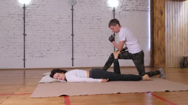 Massothérapeute Professionnel Vêtu Shirt Blanc Fait Massage Des Pieds Une — Video