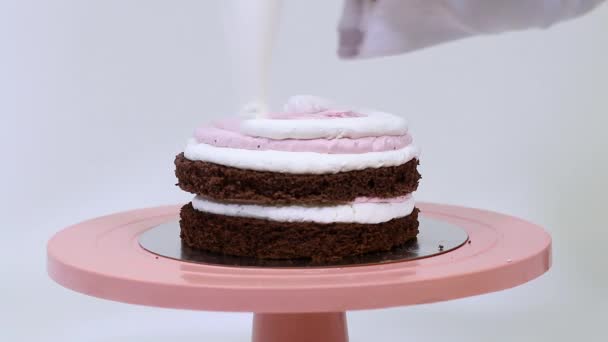 Witte Room Wordt Uit Een Banketbakje Een Chocoladecake Gegoten Het — Stockvideo