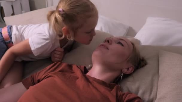 Schattig Mooi Blond Meisje Zoent Haar Geliefde Moeder Wang Liggend — Stockvideo